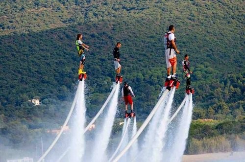 Flyboard (hay còn gọi là  trò chơi đứng nước) ở biển Nha Trang (Khánh Hòa) giúp người chơi có thể bay lượn từng vòng trên mặt biển.